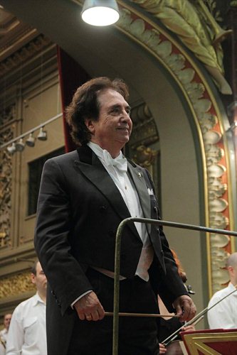 Saludando en el concierto
